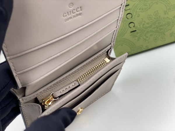 グッチ財布コピー着用イメージ